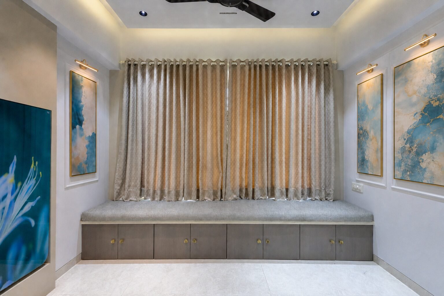 Contemporary home - artwork display